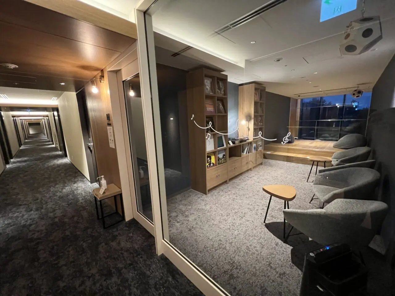 梅小路ポテル京都のMusicラウンジ廊下