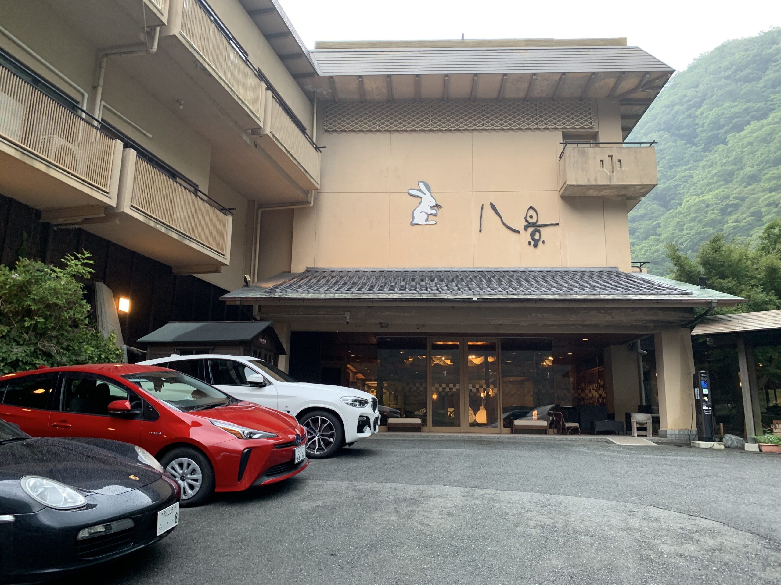 湯原温泉 八景の外観と駐車場