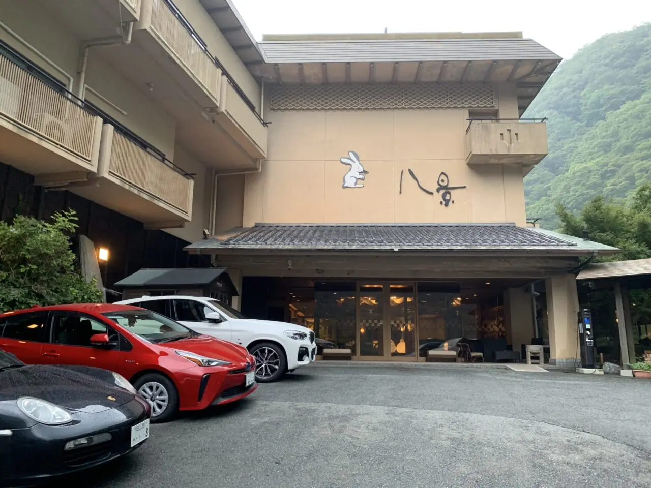 湯原温泉 八景の外観と駐車場