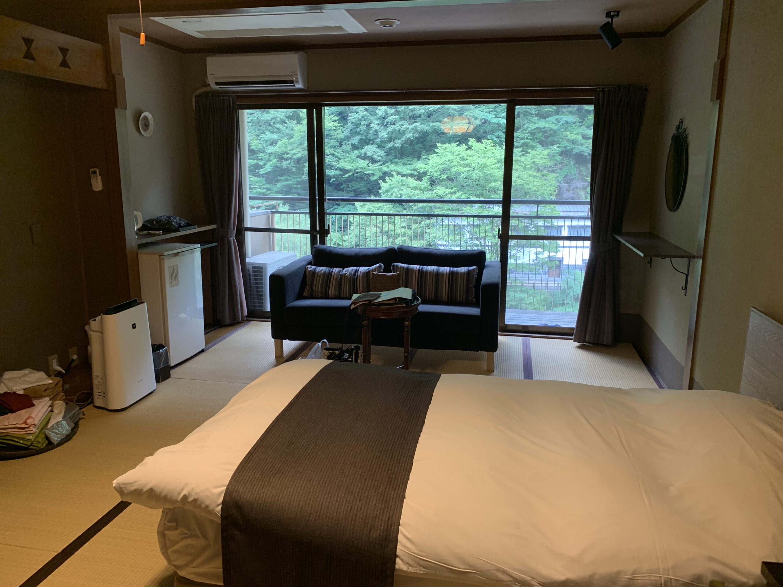 湯原温泉 八景の客室（窓から緑が見える和洋室）