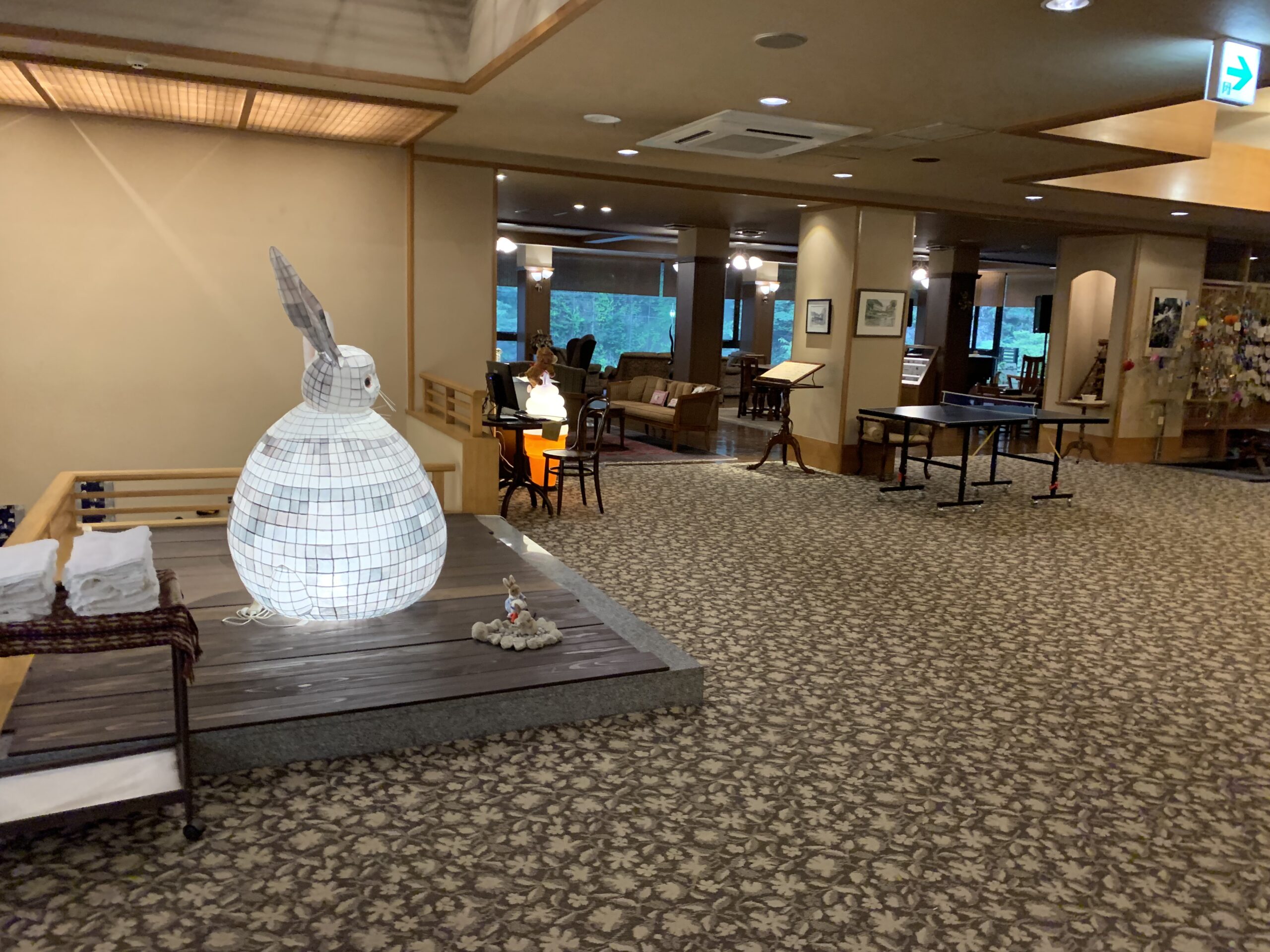 湯原温泉 八景のフロント前うさぎオブジェ