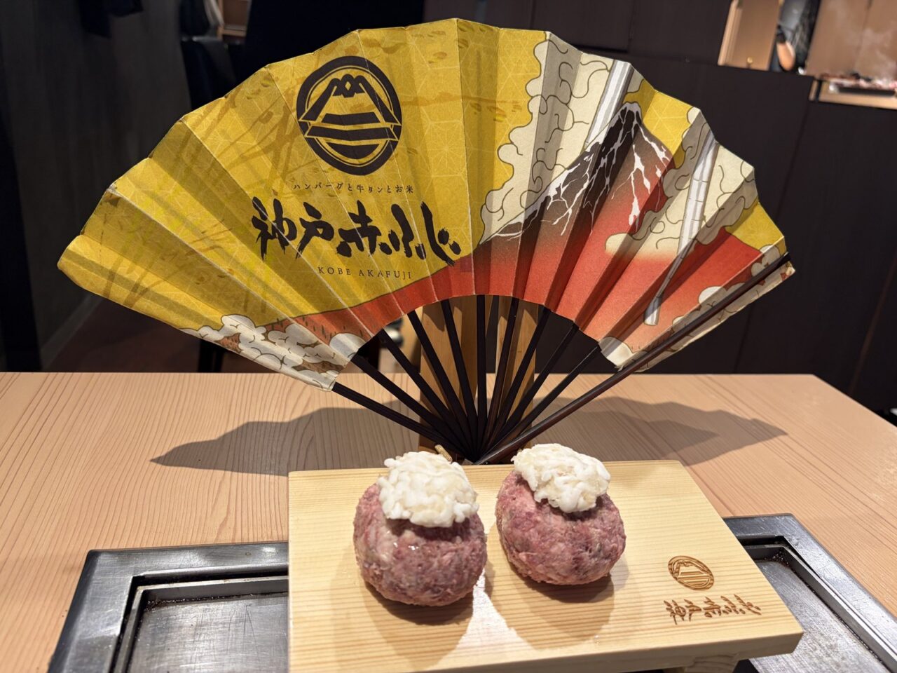 神戸赤ふじ ミント神戸店のテーブル席