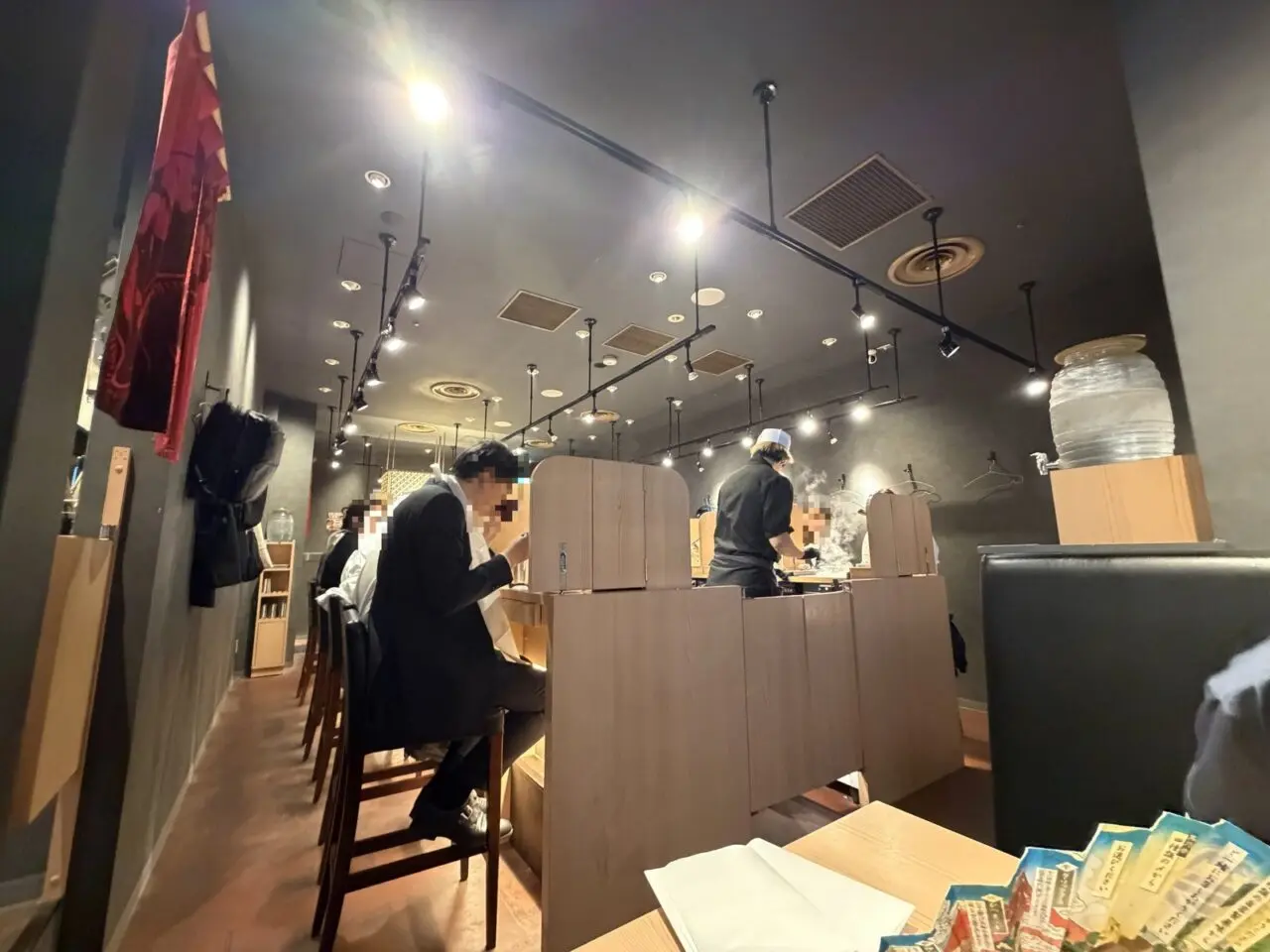 神戸赤ふじ ミント神戸店の店内