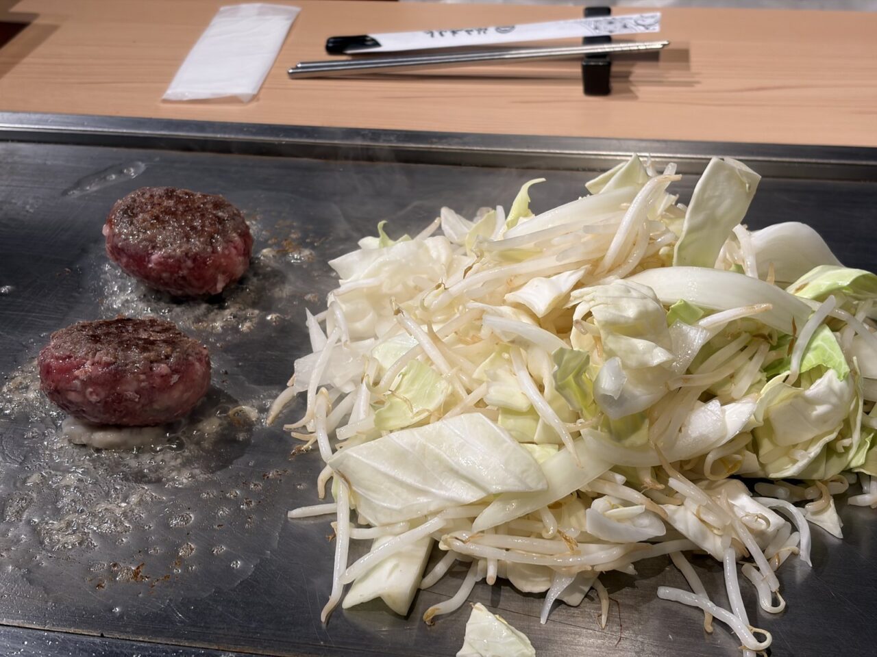 鉄板で焼く神戸赤ふじのハンバーグと野菜