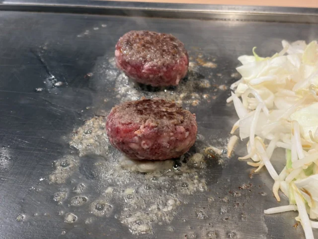 焼き上がっていく赤ふじSのハンバーグ