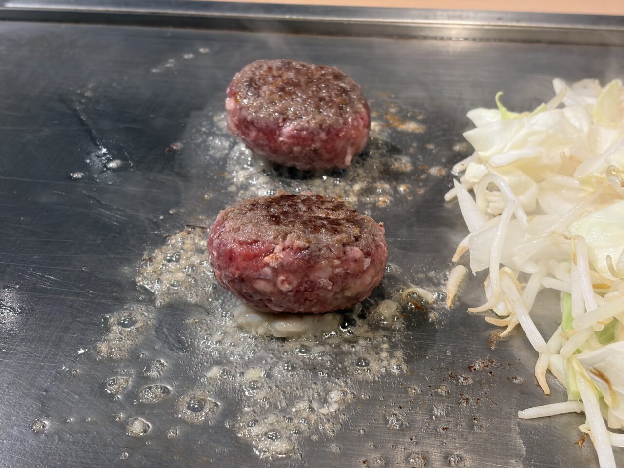 焼き上がっていく赤ふじSのハンバーグ