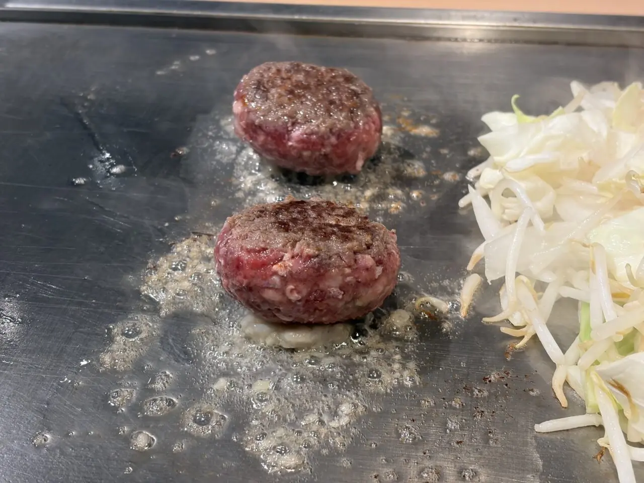 焼き上がっていく赤ふじSのハンバーグ