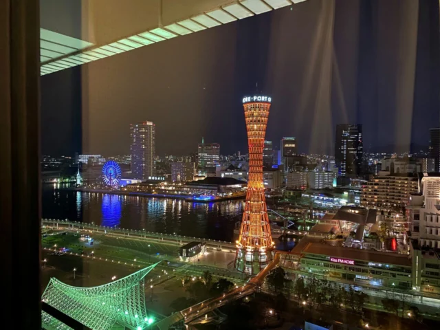 ホテルオークラ神戸の客室から見える神戸ポートタワー方面の夜景