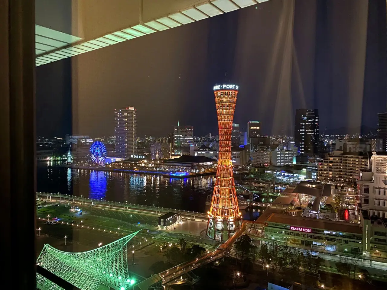 ホテルオークラ神戸の客室から見える神戸ポートタワー方面の夜景