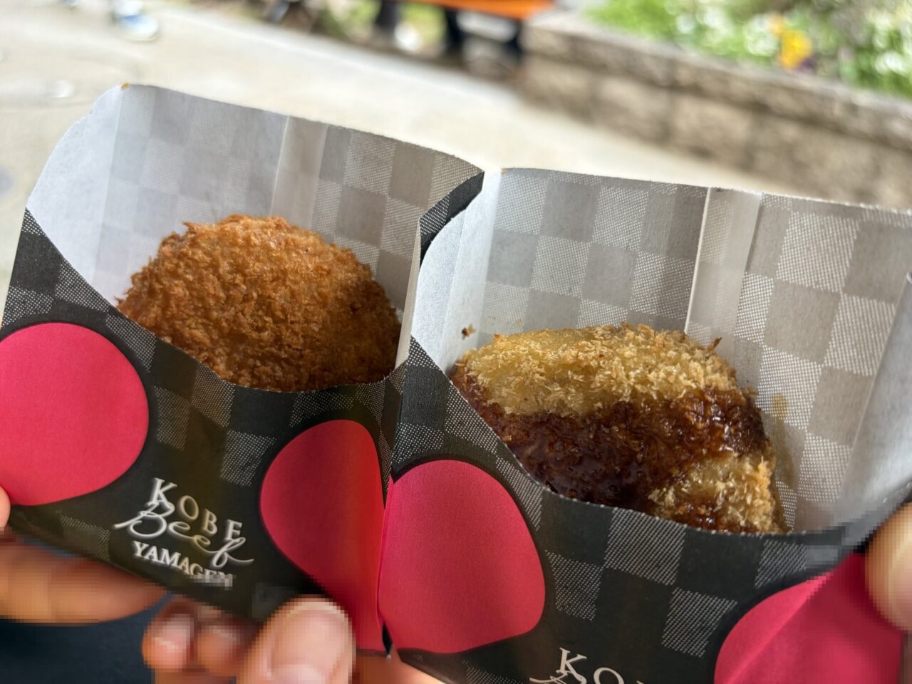 神戸牛コロッケ小判と神戸牛ぼっかけコロッケ。手元はモザイク処理済み