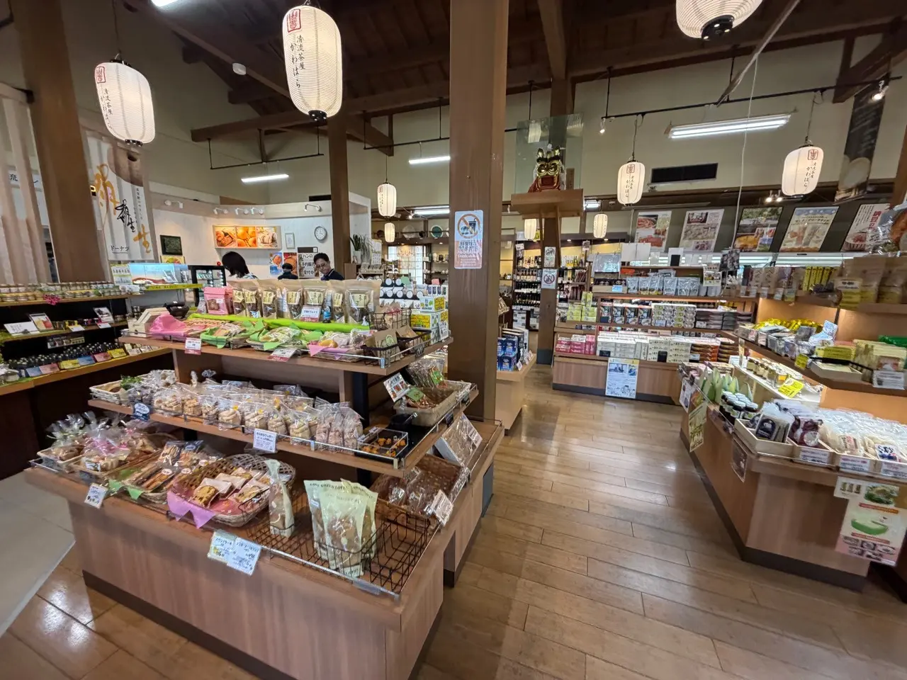 道の駅 清流茶屋かわはらの店内1