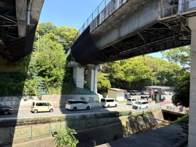 須磨離宮公園の高架下から見た駐車場周辺