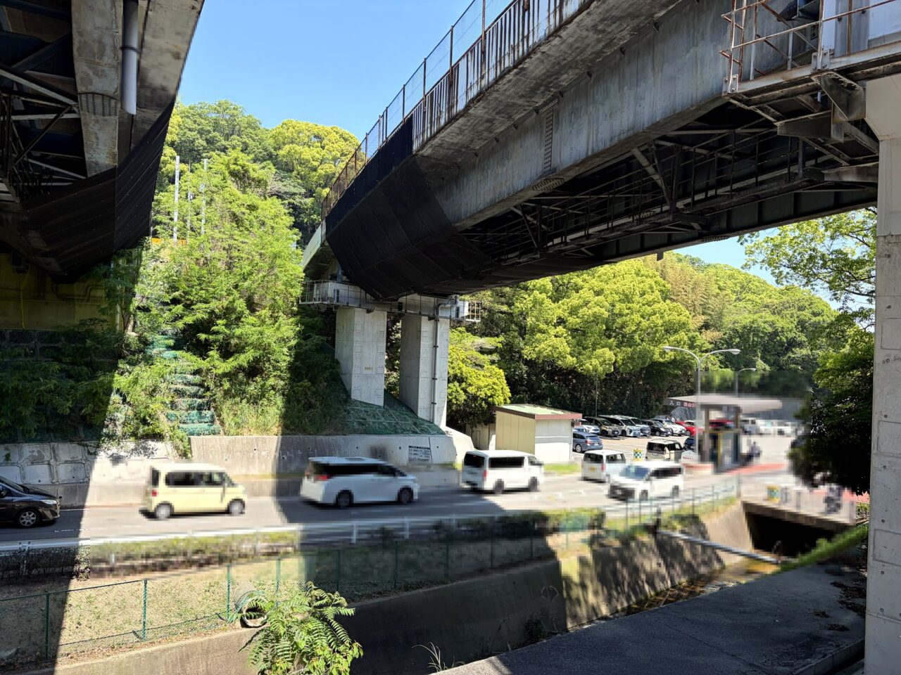 須磨離宮公園の高架下から見た駐車場周辺