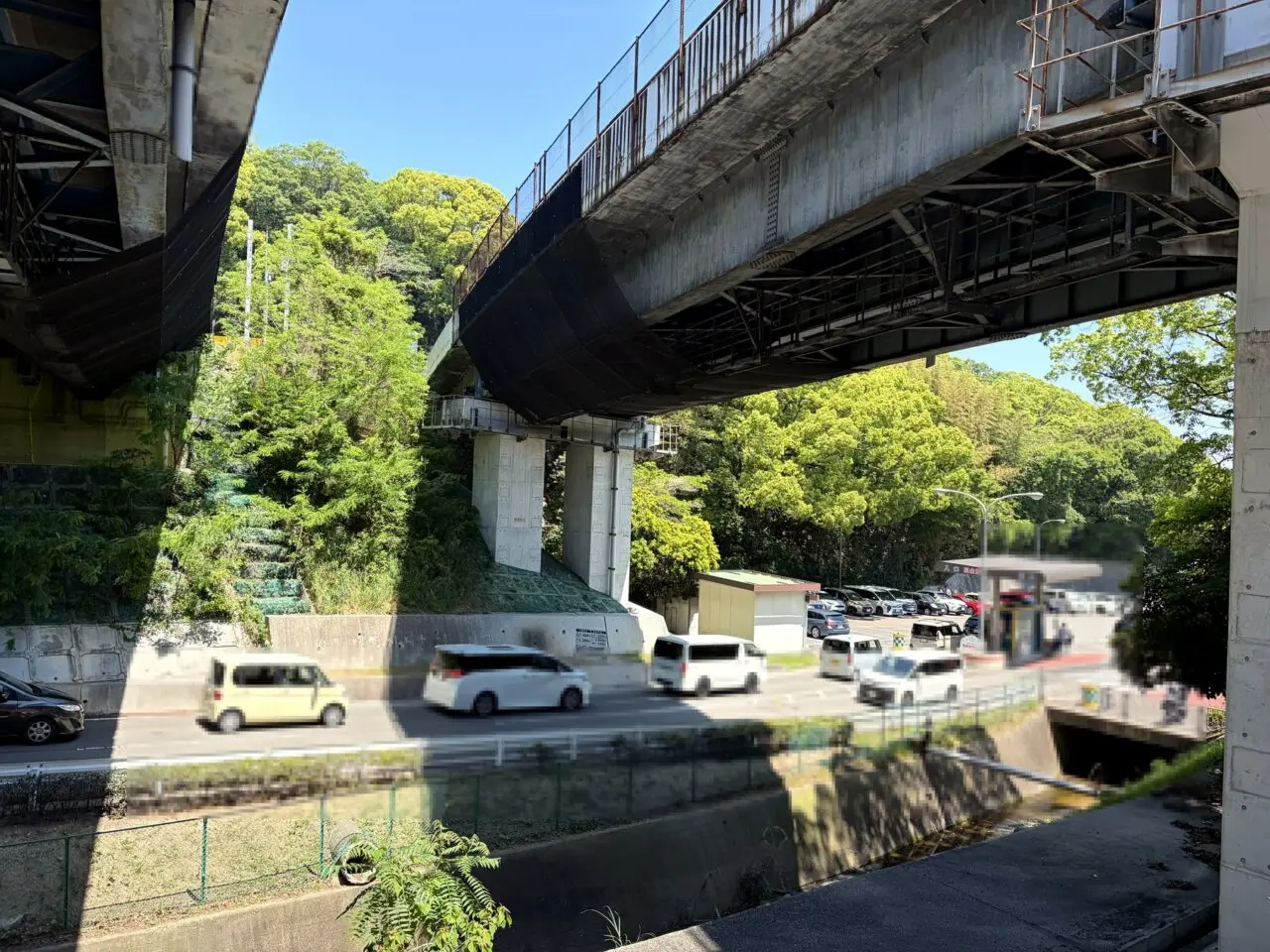 須磨離宮公園の高架下から見た駐車場周辺