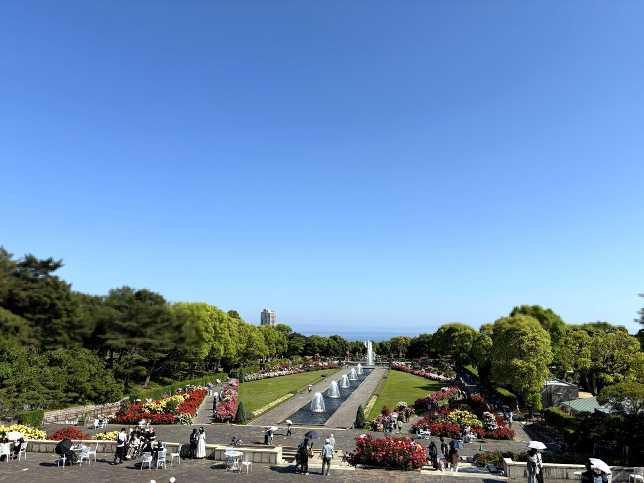 須磨離宮公園の噴水広場とバラ園