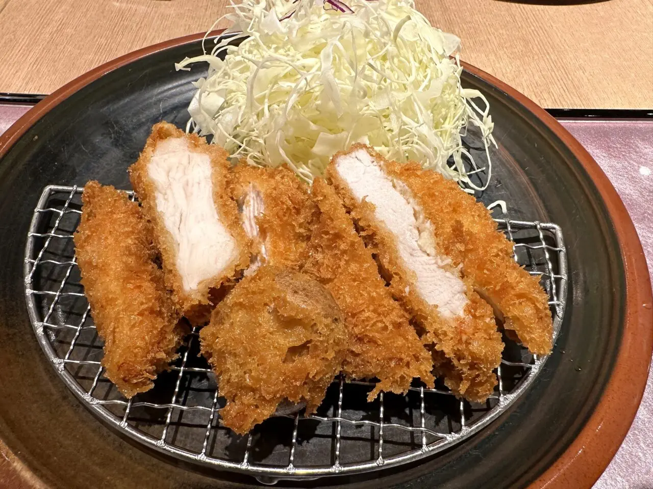 とんかつ双葉 姫路大津店のとんかつとキャベツ