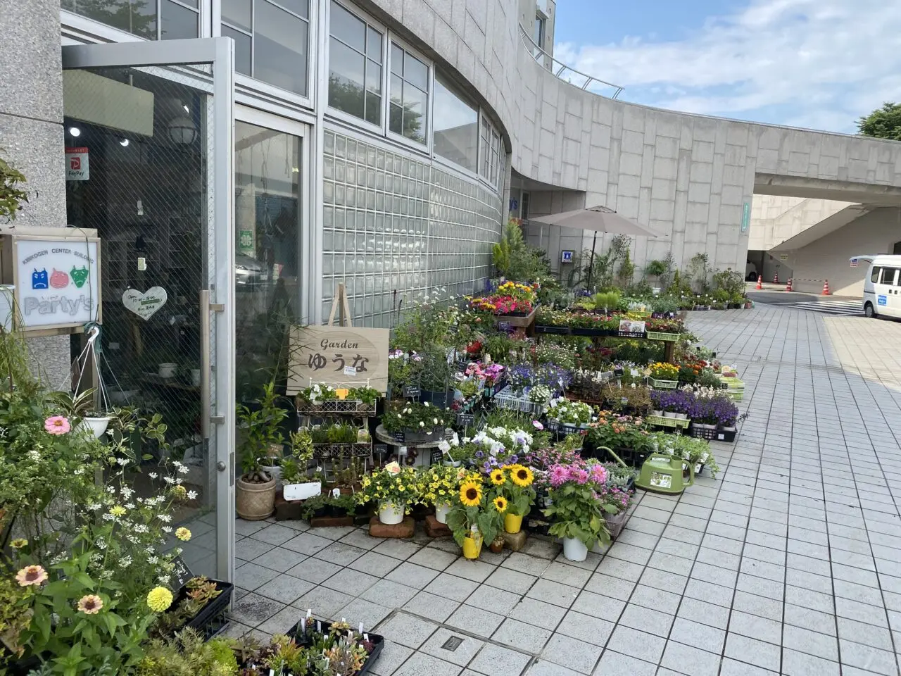 きびプラザ入口前の花と案内