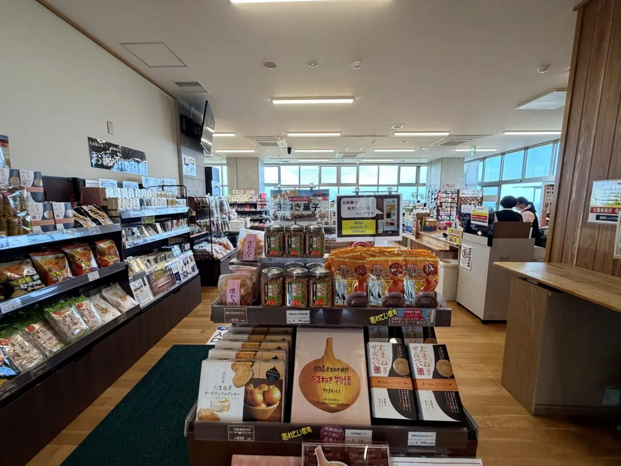 あわじ花さじきテラス館内の直売所・売店エリア