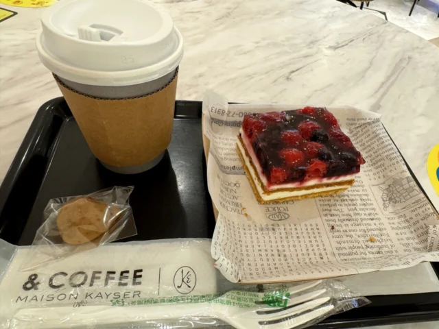 &COFFEE MAISON KAYSER 阪急三番街で注文したコーヒーとベリー系デニッシュ