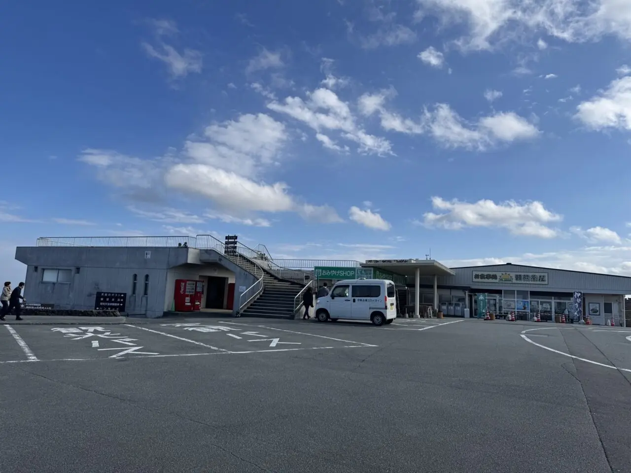 朝熊山頂広場の駐車場と建物