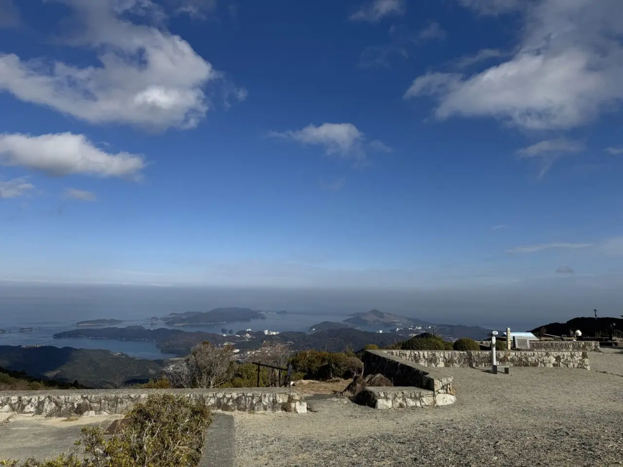 朝熊山頂広場から見える伊勢湾方面の眺望