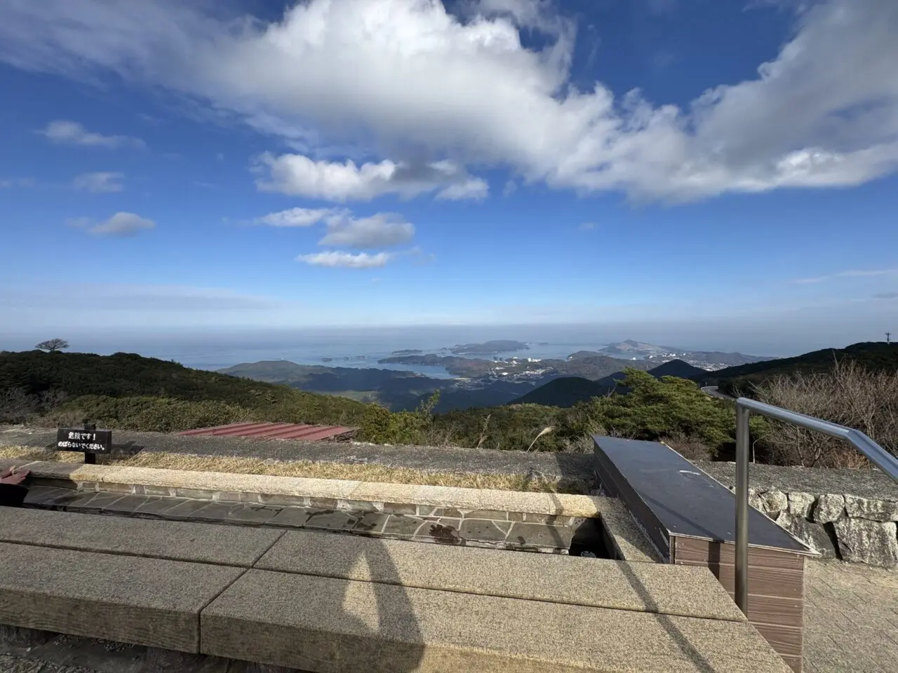 朝熊山頂展望台の階段と海側の眺望