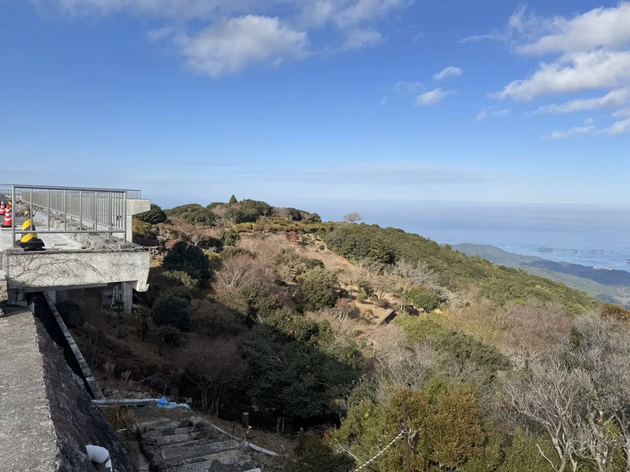 朝熊山頂展望台の通路と海側の景色