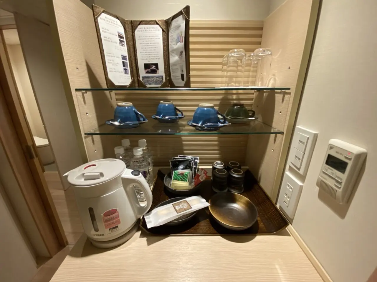 神戸みなと温泉 蓮 客室の茶器と備品