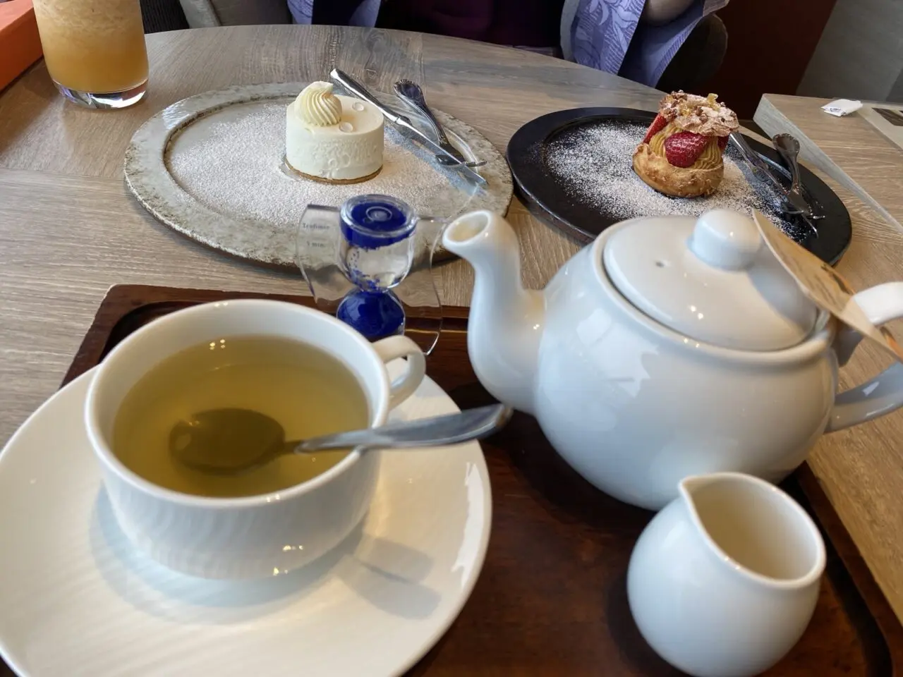 神戸みなと温泉 蓮 食後の茶器とデザート
