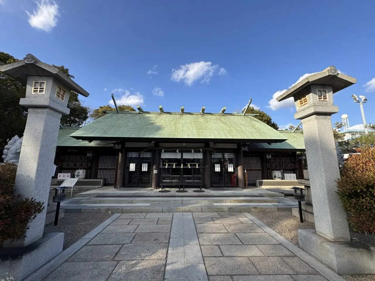 和田神社の拝殿を正面から見た写真