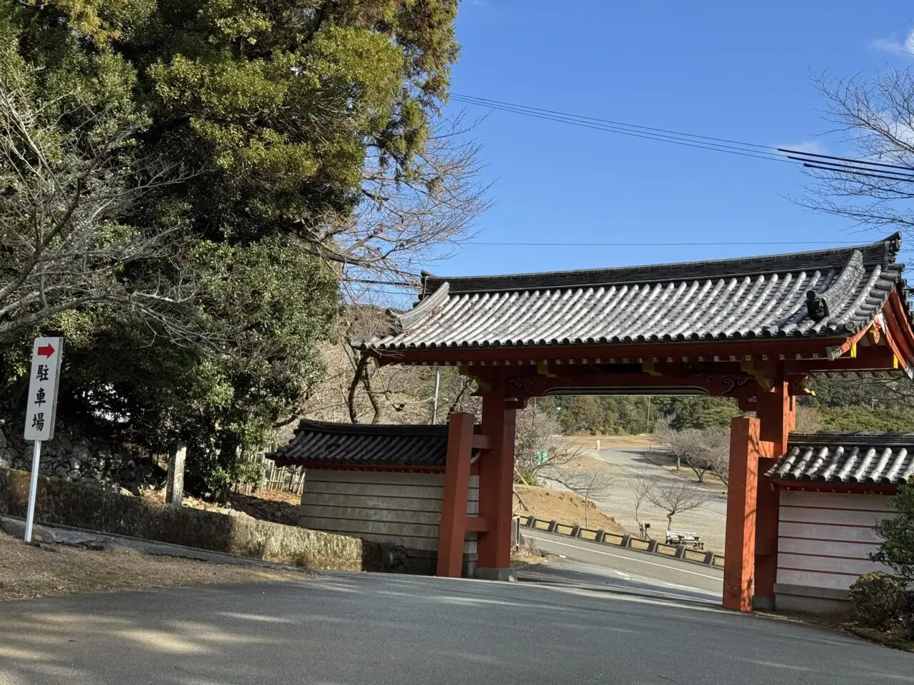 朝熊岳金剛證寺の入口に立つ朱塗りの門