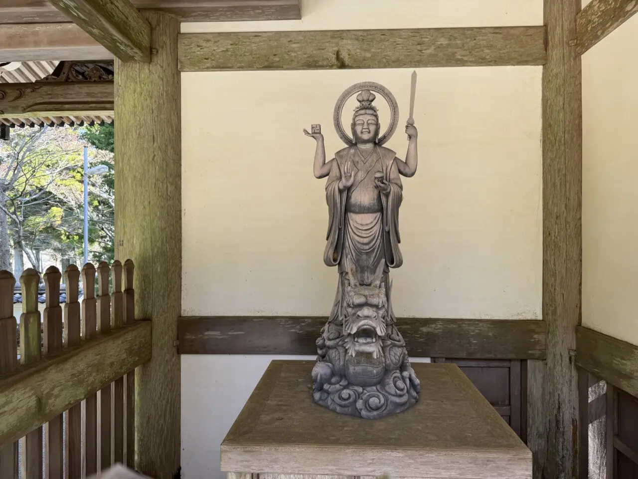 金剛證寺境内の観音像