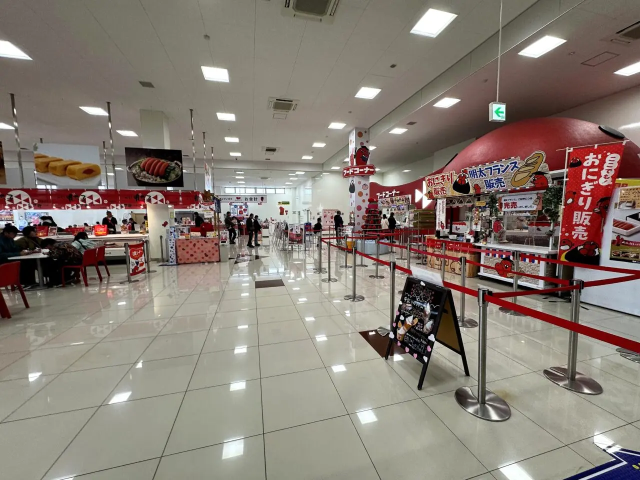 めんたいパーク神戸三田の店内とフードコーナー