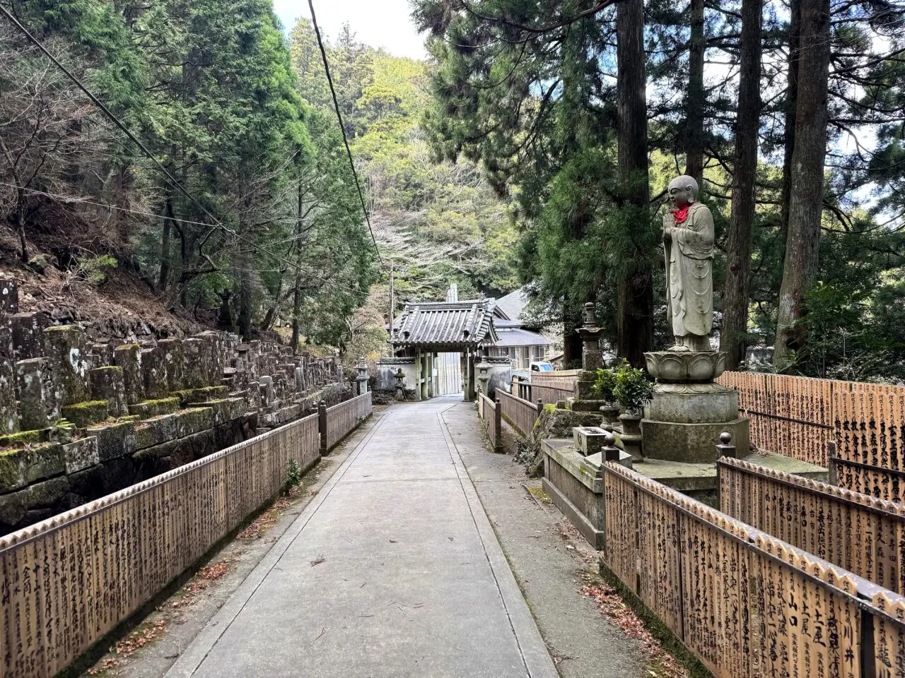 奥之院参道と地蔵尊