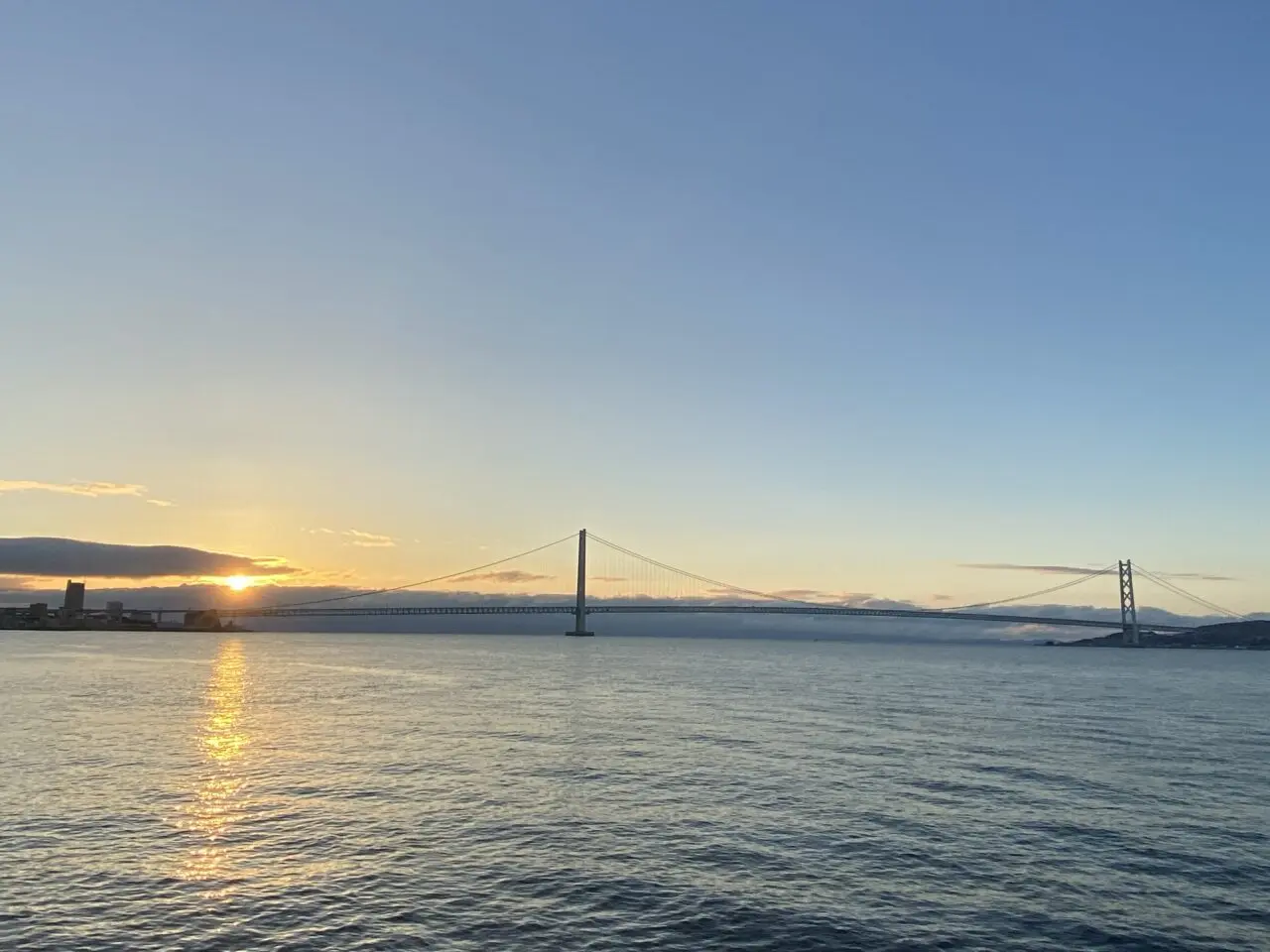 大蔵海岸公園から見た明石海峡大橋と朝日（画像出典：明石市公式ページ）
