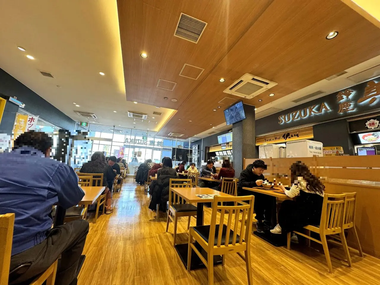 鈴鹿PA PIT SUZUKAのフードコート店内