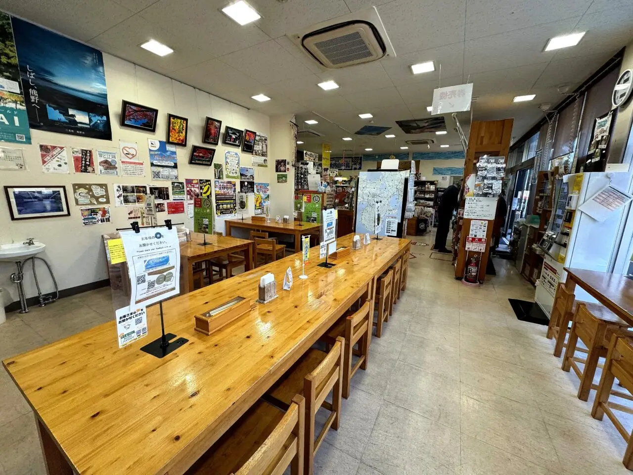 奥伊勢PA下りの木のテーブルが並ぶ店内休憩スペース