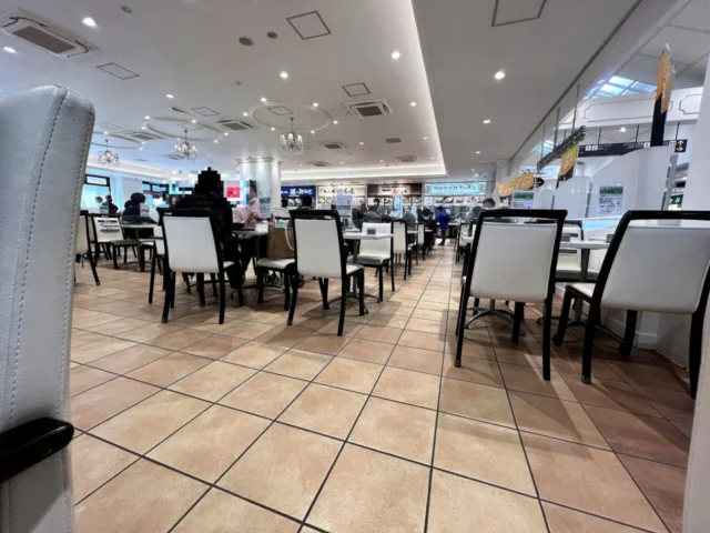 宝塚北SAのフードコート席と店内の雰囲気