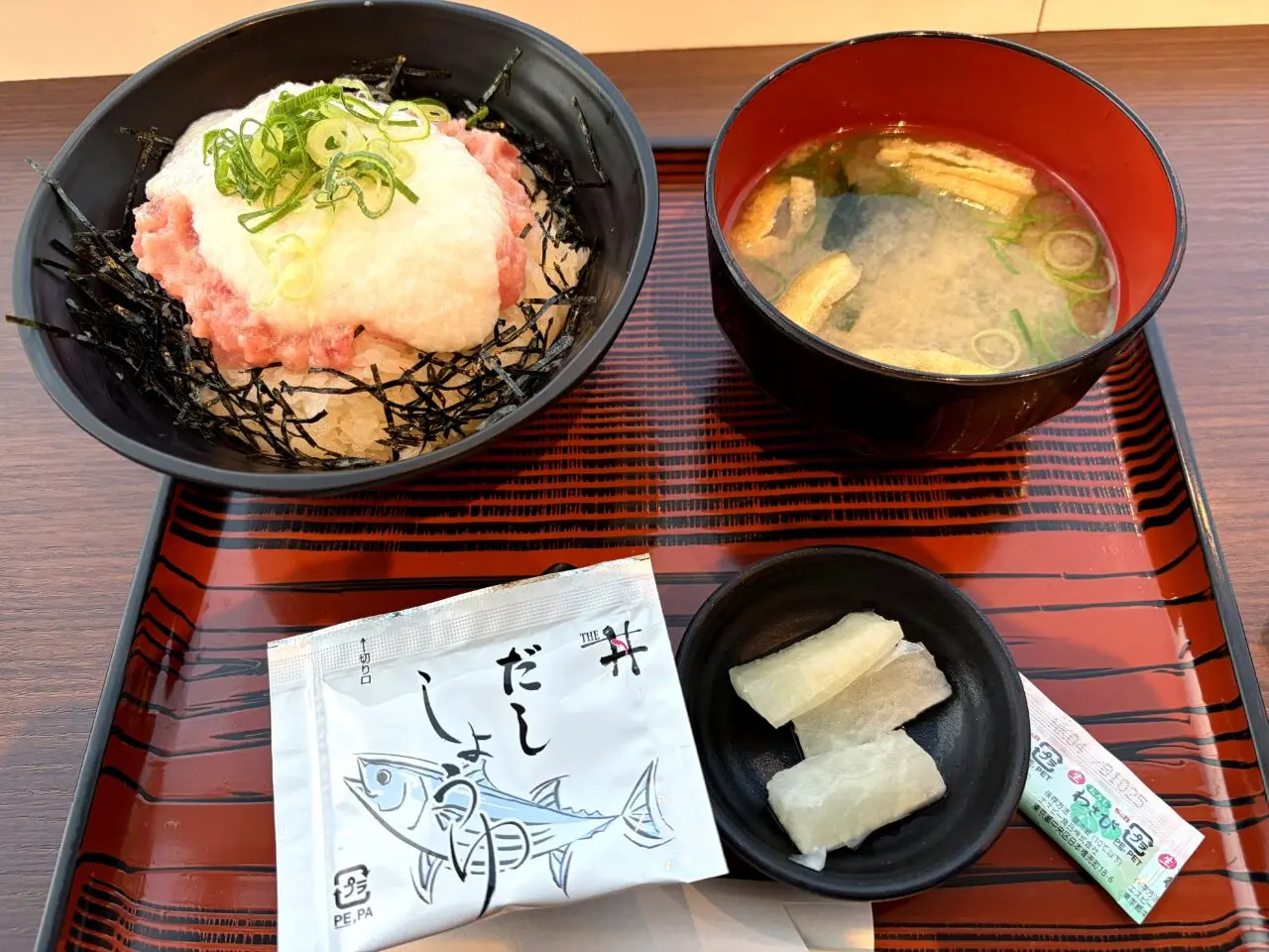 淡路サービスエリア下りで食べた丼と味噌汁