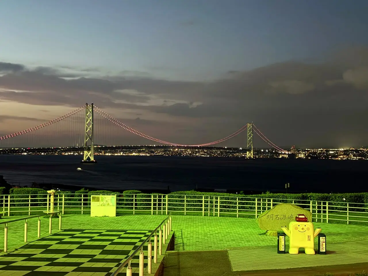 淡路サービスエリア下りから見る明石海峡大橋の夜景
