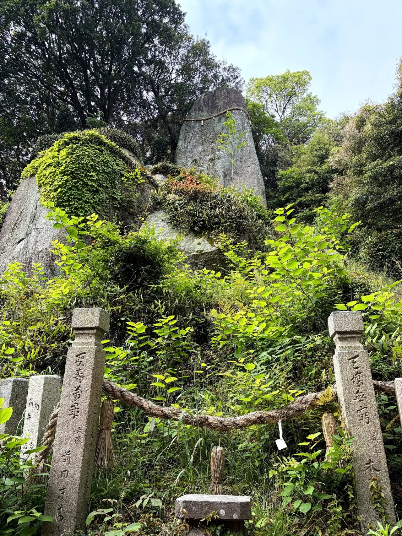 岩上神社 淡路島の神籬岩正面