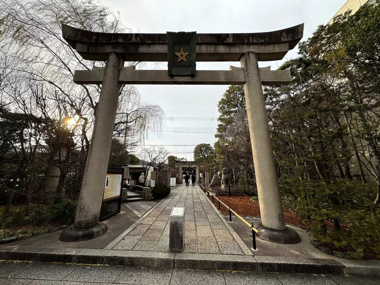 晴明神社の五芒星の鳥居と参道