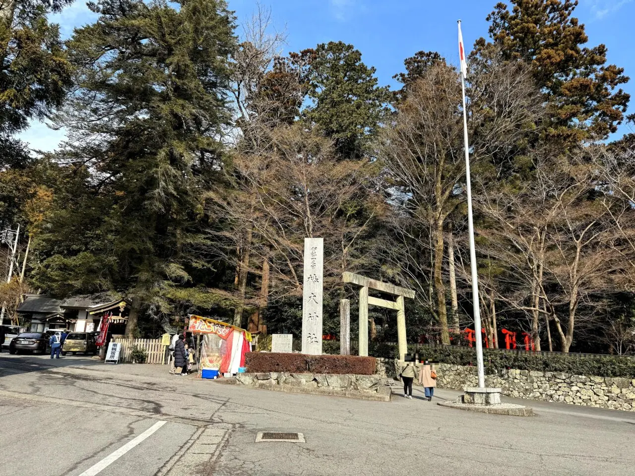 椿大神社の入口と無料駐車場側の参道