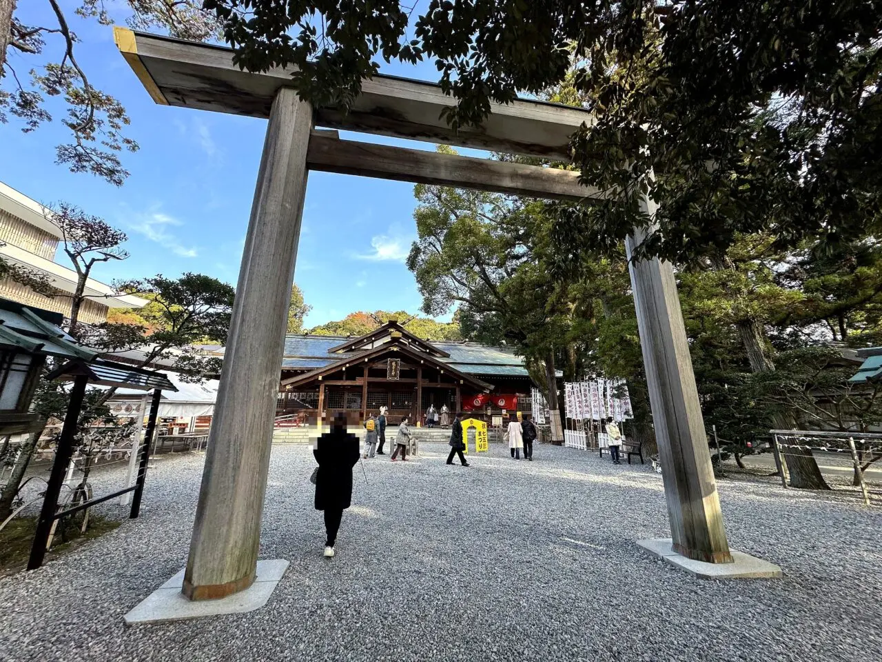 猿田彦神社の鳥居と拝殿へ向かう参道