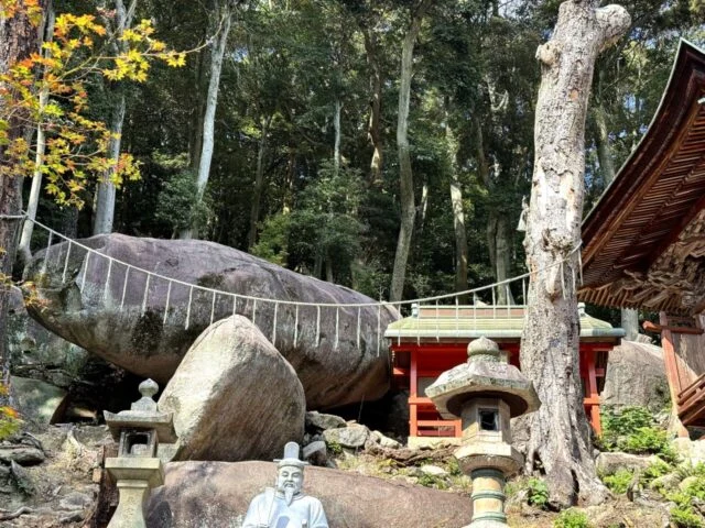 巨亀の石造物と山側の小社