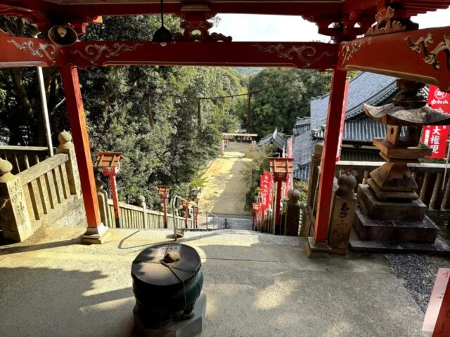 社殿側から見下ろす境内と石段