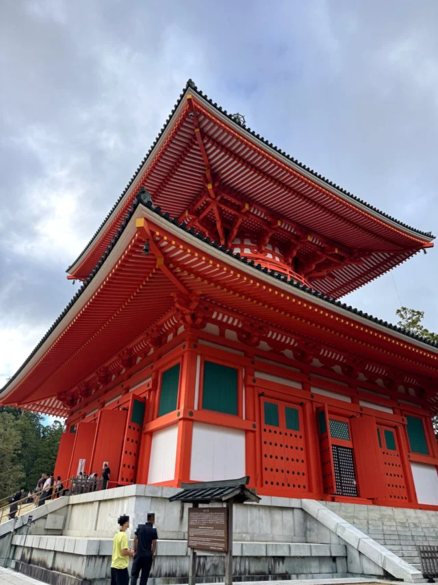 根本大塔を下から見上げた写真