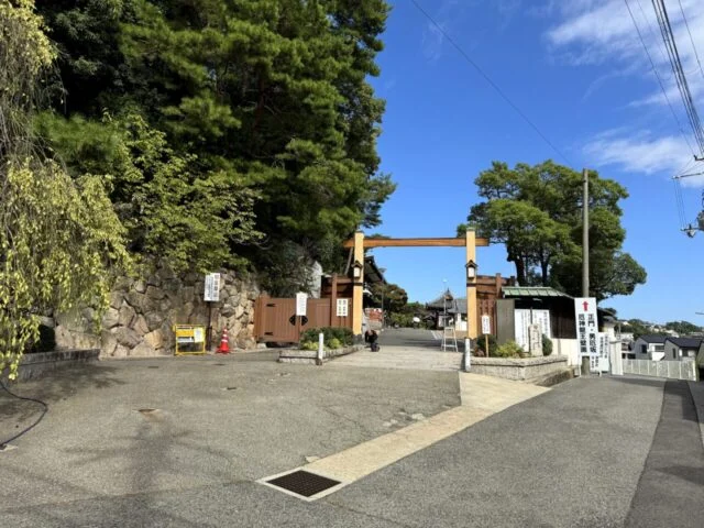 門戸厄神東光寺の表参道入口と山門方面