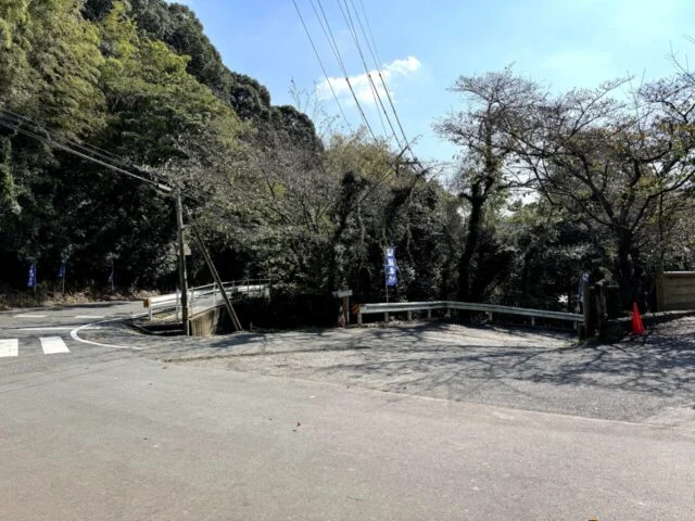 県道沿いの分岐と参拝入口周辺