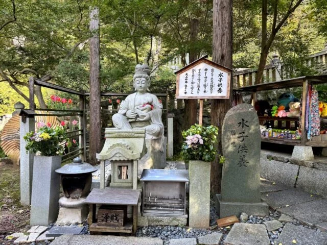 境内の石仏と案内札